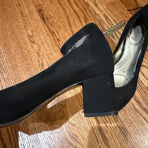 Size 9 Bandolino Black Block Heels - Picture 2 of 3